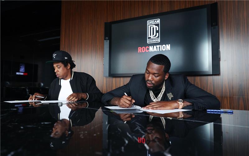 Poleg tega, da ima v lasti trgovca s športnimi izdelki Lids, Meek Mill prevzame vodilno vlogo pri založbi Dream Chasers, ki jo podpirata Jay Z in Roc Nation.