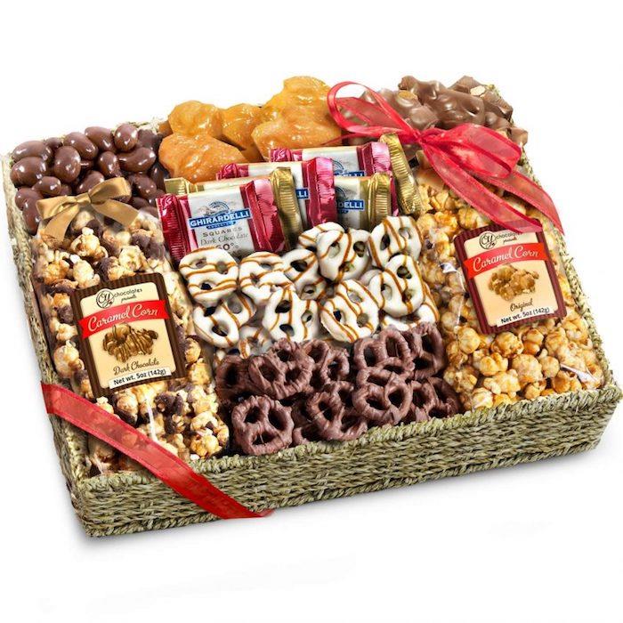 Šokoladas, saldainiai ir sausainiai, viskas, ko reikia mylinčiai porai, originali poros dovana, poros dovanų dėžutė abiem