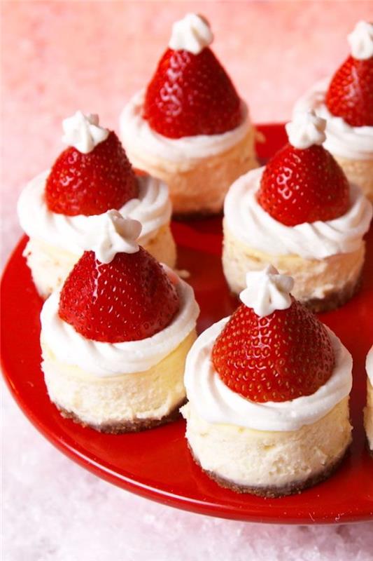 najboljša božična torta mini cheesecake okrašena z jagodami pere noel klobuk torta hitra in izvirna sladica