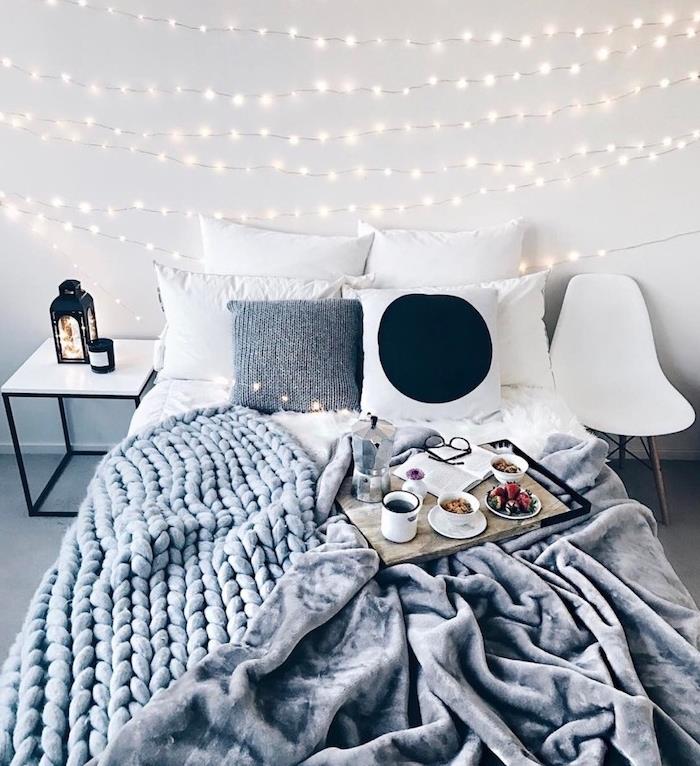 pilkas miegamojo modelis su baltu storu tinkleliu pledu, pilka pliušine lovos užtiesalu, balta patalyne, šviečiančia galvūgaliu