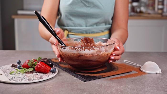 juodojo šokolado putėsių receptas su „aquafaba“, paprastas veganiškos dietos desertas be kepimo, kurį galima pasigaminti namuose
