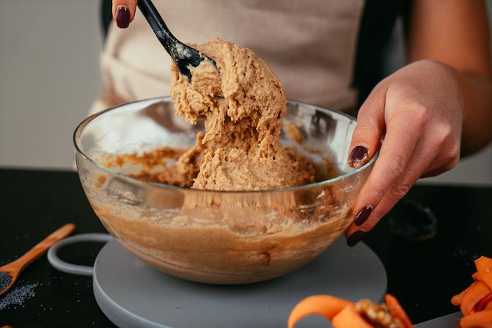 dubenyje sumaišykite sausus ir skystus ingredientus, pamokos žingsnis, kad tortas be glitimo būtų pagamintas iš tarkuotų morkų ir riešutų