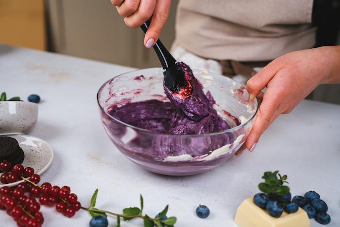 zmešajte borovničevo marmelado in kremni sir ter mascarpone, ideja za pripravo sira iz rdečih jagod