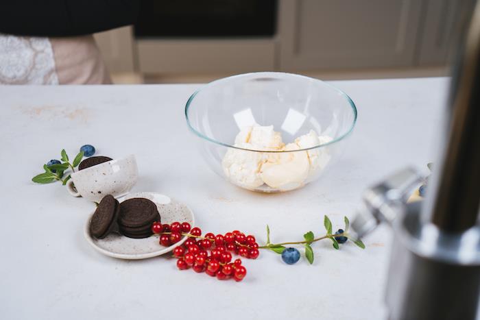 ideja recepta za pripravo limonine sira, rdečega sadja in oreo piškotov, recept za torto brez peke