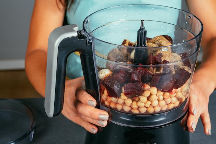 zmešajte vse sestavine v mešalniku, da naredite domač humus, preprosto vegetarijansko idejo za aperitiv