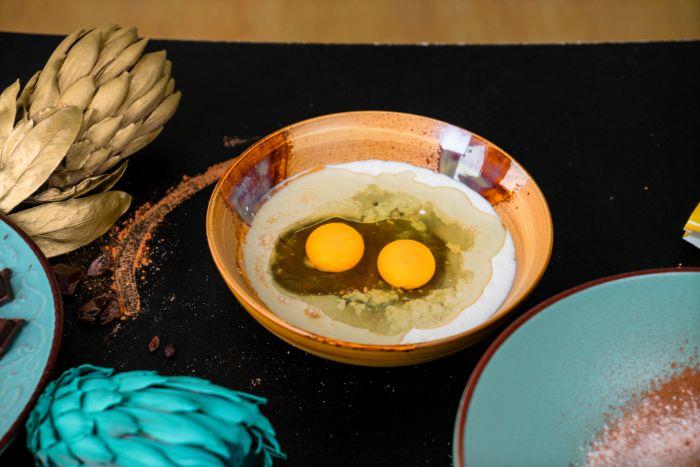 bir kapta yumurta, süt ve hindistan cevizi şekeri, tam buğday unlu glutensiz kek tarifi