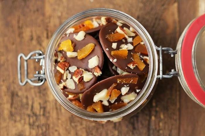 mendiant-au-chocolat-siūlo desertus-Kalėdoms-abrikosams