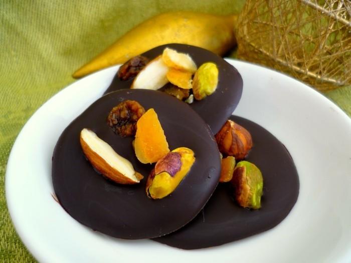 mendiantai-au-chocolat-delikatesai-cukruoti vaisiai ir migdolai