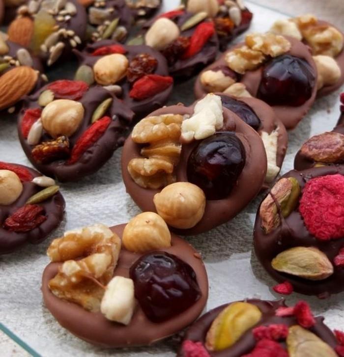 mendiantai-au-chocolat-maži-šokoladiniai diskai-su džiovintais vaisiais