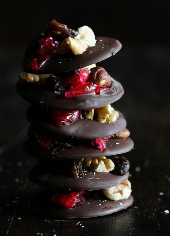 mendiantai-šokoladas-tradicinis-Kalėdų desertas-juodasis šokoladas