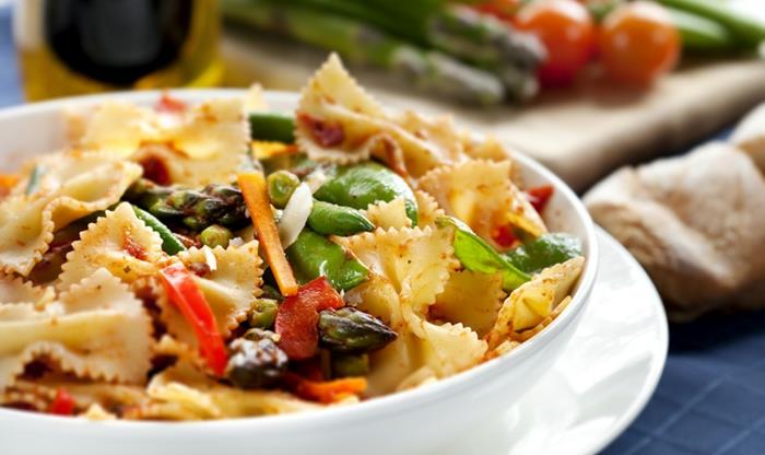 Alimentazione corretta e un piatto con farfalle ve yeşillik gibi asparagi e peperoni