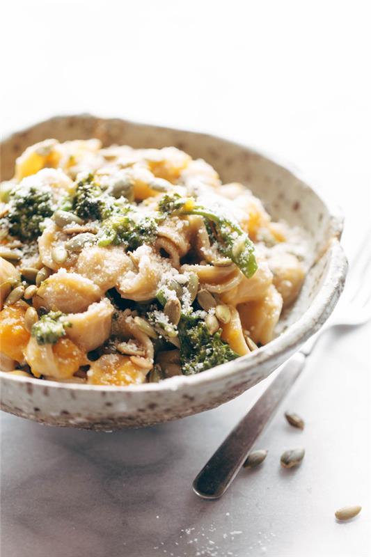 recept za bučke iz orehov, povezan s testeninami orecchiette, recept za oricchete z bučkami, parmezanom in brokolijem