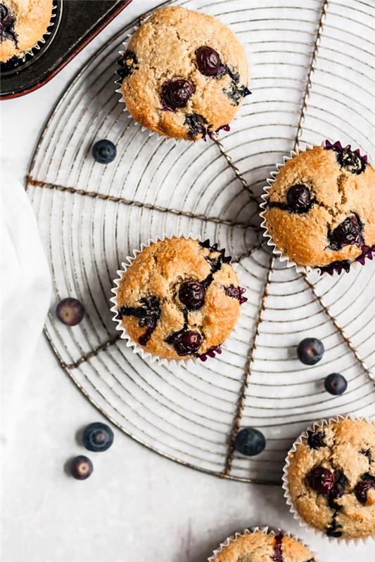 tatmak için küçük kek, yulaf ezmesi ve badem unu ve yaban mersini ile glutensiz diyet kek tarifi