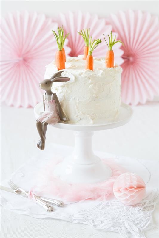 tradicionalna velikonočna sladica, okusna korenčkova torta, pokrita z masleno kremo, okrašena s korenčkom iz sladkorne paste in ljubko figurico zajčka