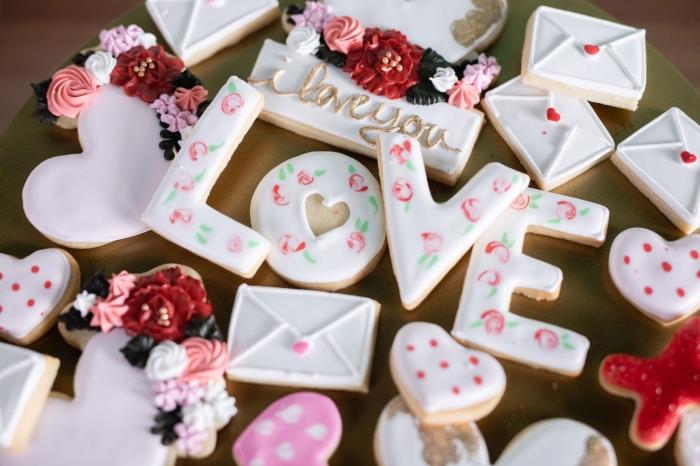 çiçek desenli beyaz krema ile tereyağlı kurabiye şeklinde sevgililer günü partisi için yenilebilir süslemeler