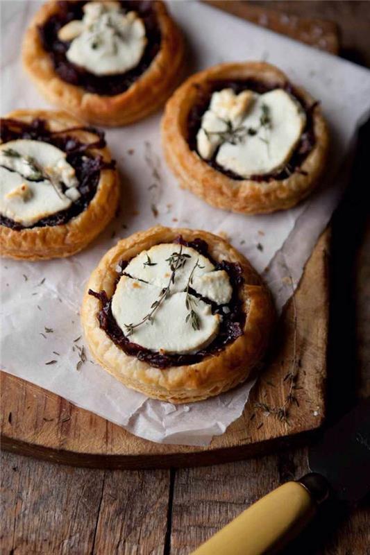 izvirne ideje za meni za Valentinovo v dvoje, recept za slane torte s karamelizirano čebulo in kozjim sirom