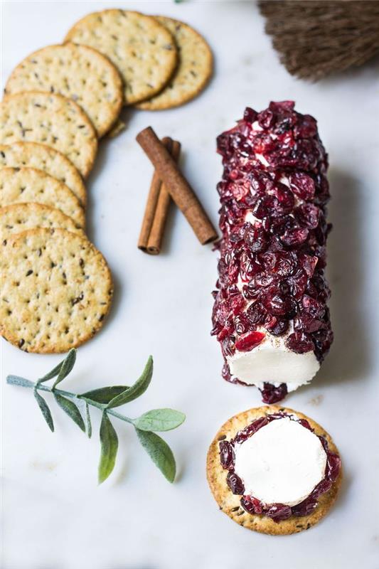 hiter in enostaven recept za aperitiv za božični sprejem, sir in suh brusnični hlod