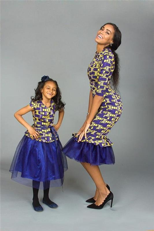 večerne obleke za mamo in hčerko z modrim tilom, afriško vez, geometrijski vzorci v modri in rumeni barvi, kratki rokavi za obleko deklice in rokavi 3/4 za obleko matere