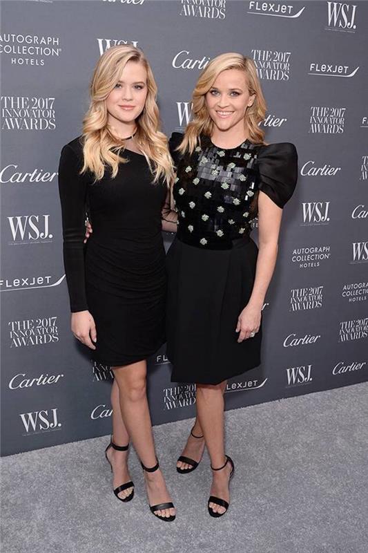 Maža juoda suknelė puikiai tinka prie tų pačių batų mamai ir dukrai, idėja Reese Witherspoon ir Luna prie raudono kilimo