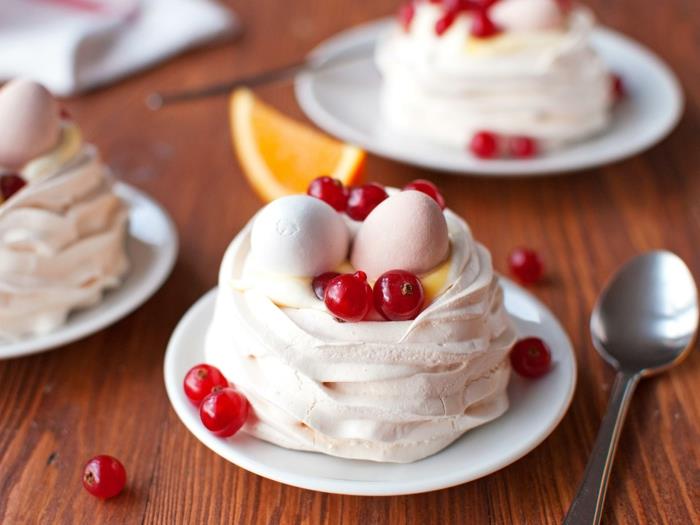 meringue s pomarančno kremo, ideja za velikonočno sladico, sladka jajca na sredini, velikonočni meni