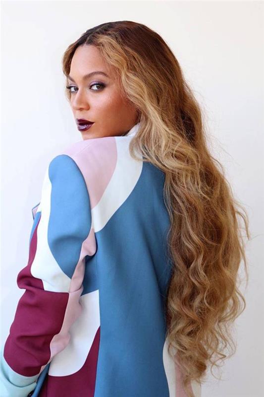 undinė beyonce ilgi banguoti plaukai su ombre blondine moterišku kostiumu su spalvinga striuke