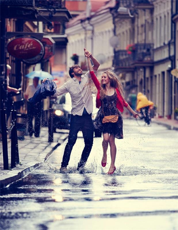 Fotosesijos pora meilužių vaizdų pora meilužių, šokančių lietuje graži nuotrauka