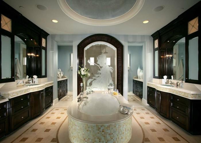 ideja o čudoviti kopalnici z luksuzno kopeljo in hladnem mozaiku