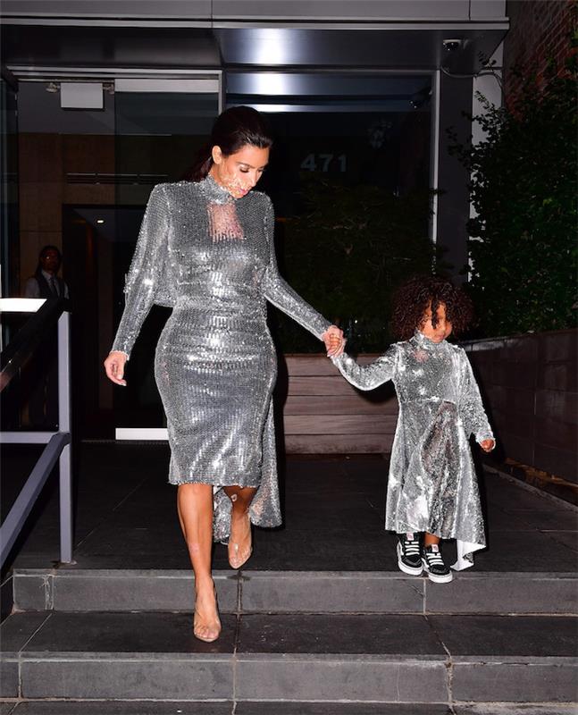 Kim Kardashian ir dukra blizgančiomis sidabrinėmis suknelėmis, šeimai tinkančia apranga, madinga mini aš motinos dukros apranga