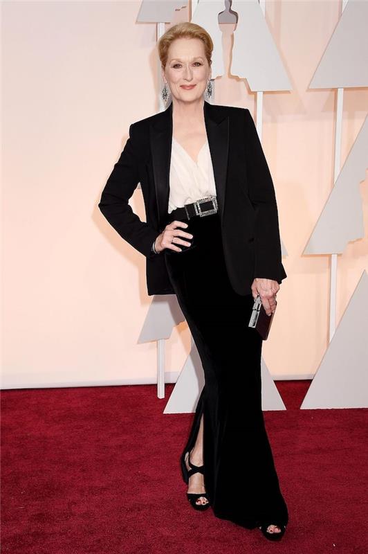 Mery Streep apranga su juodomis kelnėmis ir marškiniais bei juodos striukės platėjančiomis kelnėmis idėja su plyšiu elegantiška apranga 60 metų moteriai