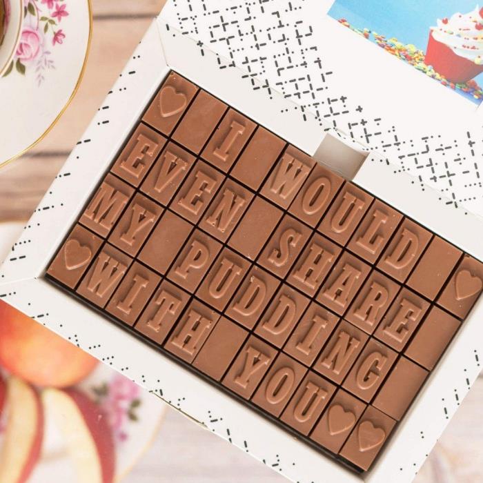 ideja za presenečenje za valentinovo, čokoladica za dan zaljubljenih, medena čokolada z ljubezenskim sporočilom