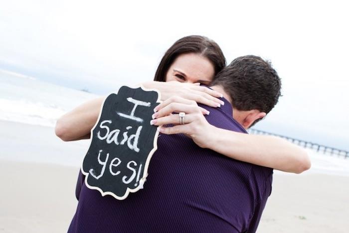 sporočilo za poroko, predlog in odgovor napisan na deski s črno kredo, predlog na plaži