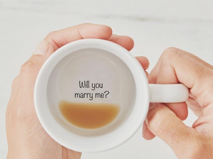 se boš poročil z mano, klasično poročno sporočilo na dnu skodelice kave, kreativna poročna ponudba