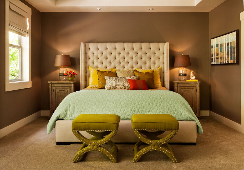 La elegante cama complementa el exquisito interior.
