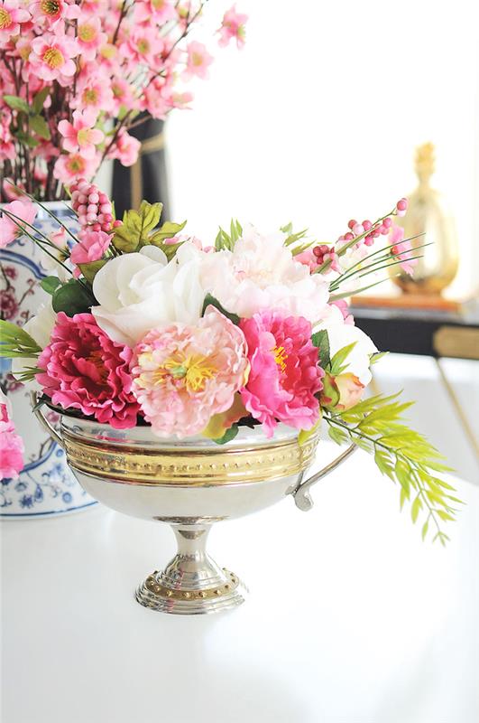 srebrna kovinska posoda, polna bele in rožnate barve, cvetlični šopek, osrednje mize, bela miza