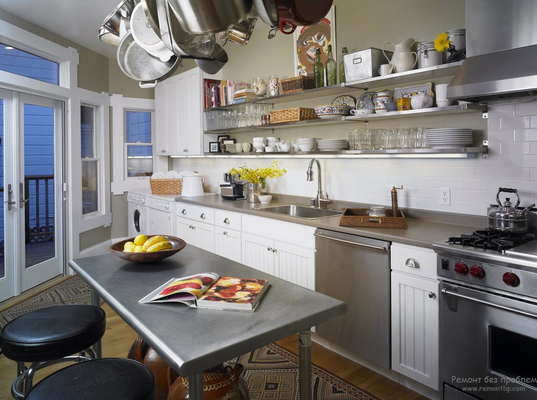 キッチンのインテリアにある金属製の調理台とテーブル