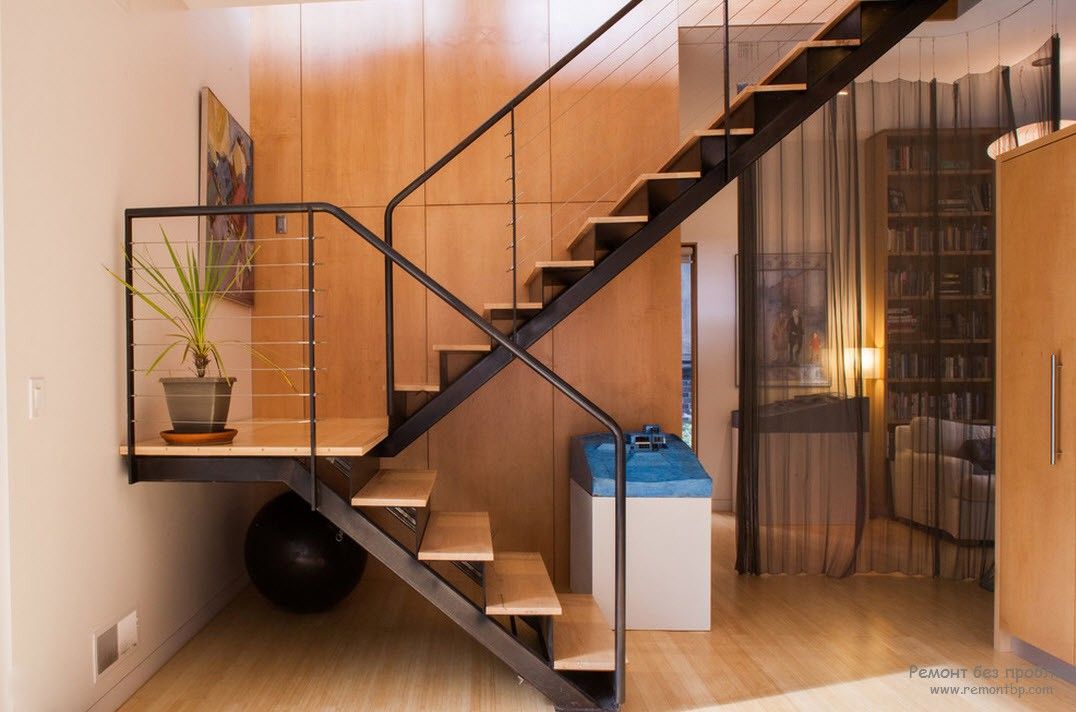 Scala con gradini in legno