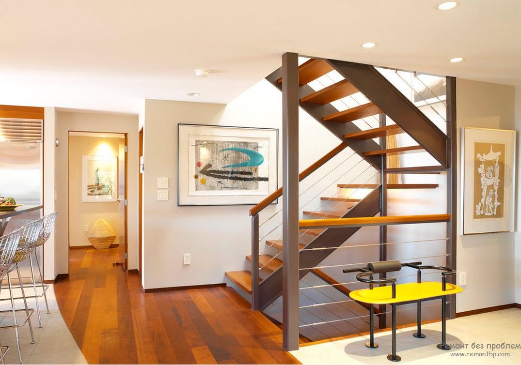 Il design originale della scala con gradini in legno