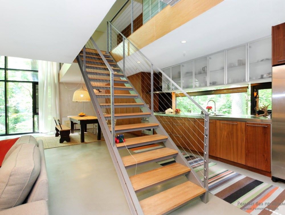 Design della scala in metallo con gradini in legno