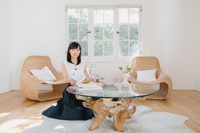 metoda marie kondo konmari v sončni dnevni sobi dva naslanjača ob oknu