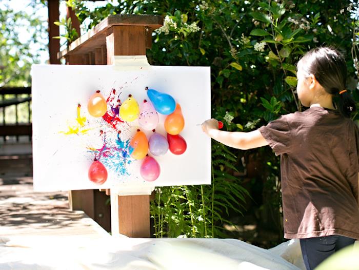 montessori yöntemini izleyen yaratıcı anaokulu manuel etkinliği, soyut bir çerçeve oluşturmak için boyayla doldurulmuş balonlar
