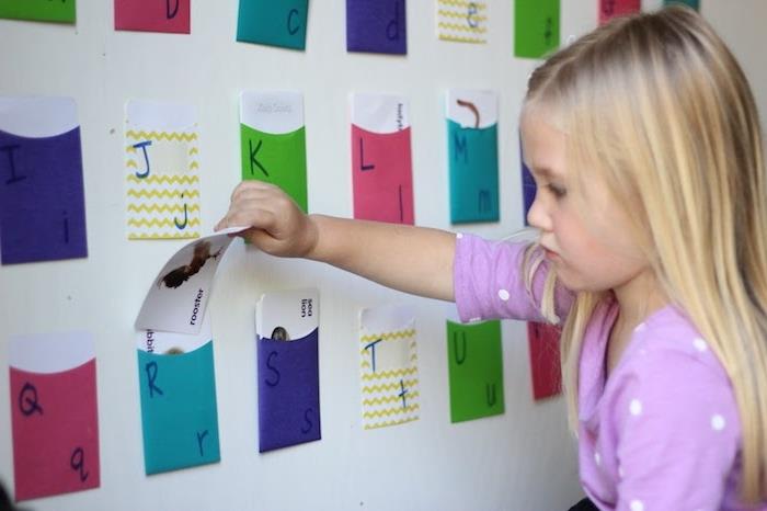 renkli ceplerde hayvan çizimleri olan montessori aktivite mağazası kartları, alfabeyi öğrenmek için eğlenceli bir fikir