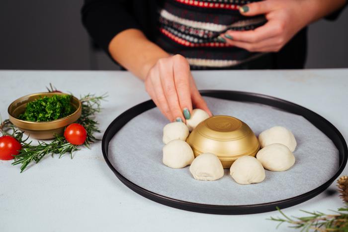 hamur ve mozzarella toplarını bir fırın tepsisine fırın kağıdı üzerine yerleştirin