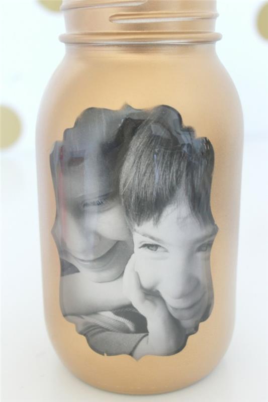 postavite otroško fotografijo v stekleni kozarec, zamisel o izvirnem foto okvirju za vazo, zlato barvo, osebno darilo za materinski dan
