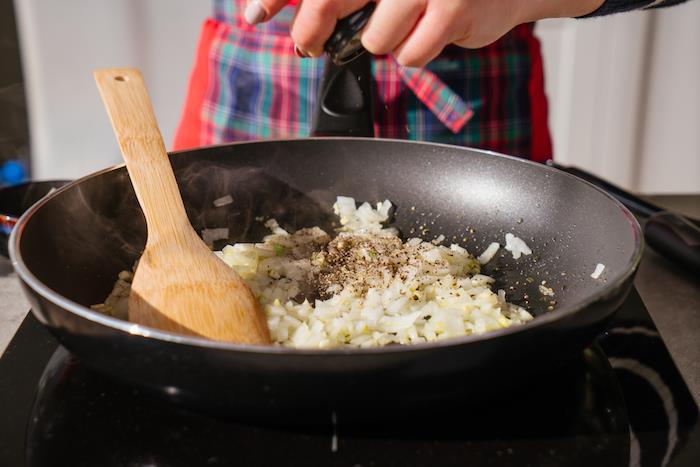 sote tavada kolay risotto, kolay vejetaryen tarifi, kahverengi arpacık soğanı ve sarımsak