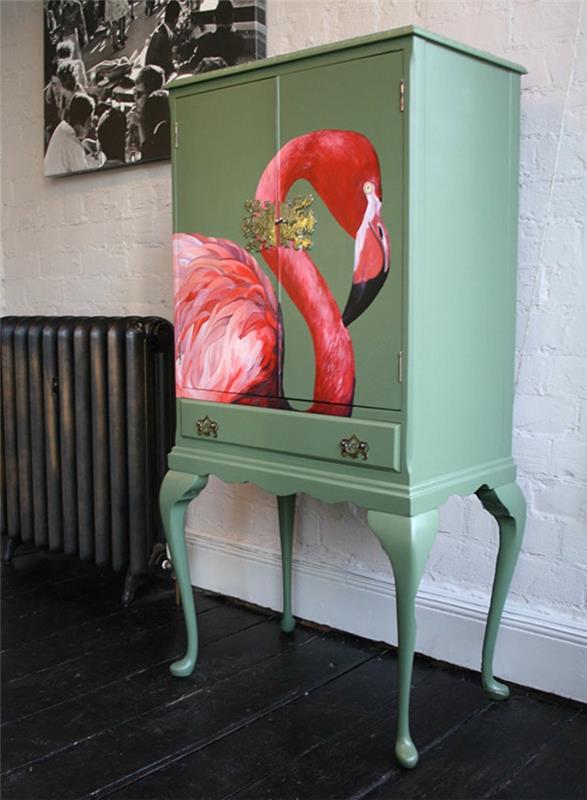 starinska lesena omara, pobarvana v zeleno meto, slika flaminga, okras flaminga, izviren okrasni predmet, tropska dekoracija, vzorec tropskega listja