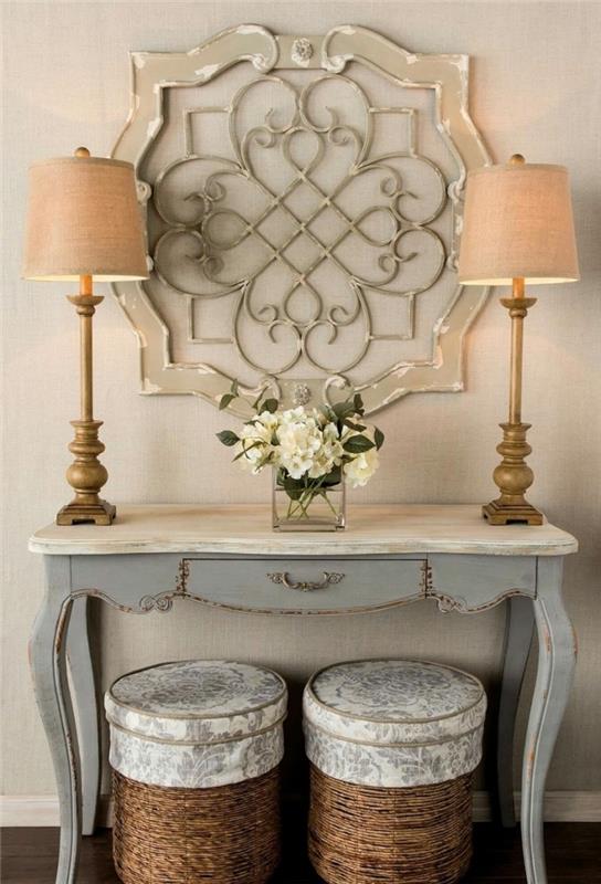 senovinio stiliaus apdaila su baltais ir baltais dažais dekoruotu baldu, dekoruotu baltos ir smėlio spalvos dažais