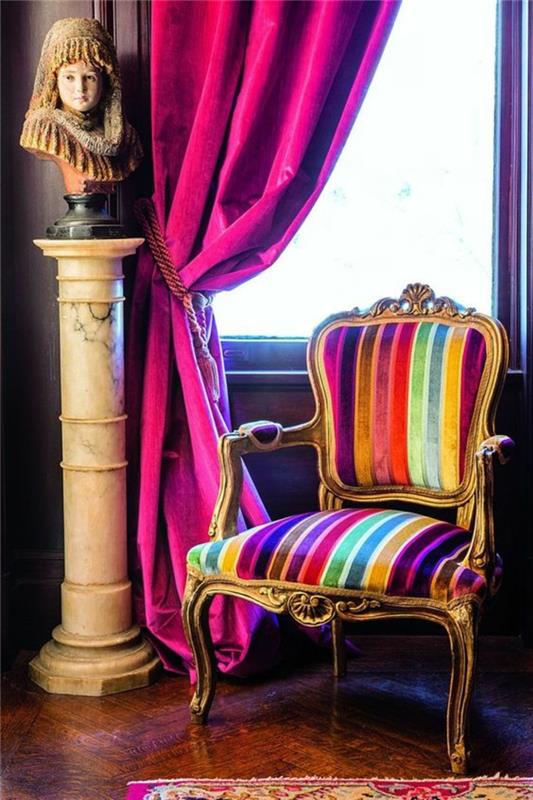 barokinė kėdės spintelė su plačiu suoliuku ir porankiais su paminkštinta vermeil audinio dalimi