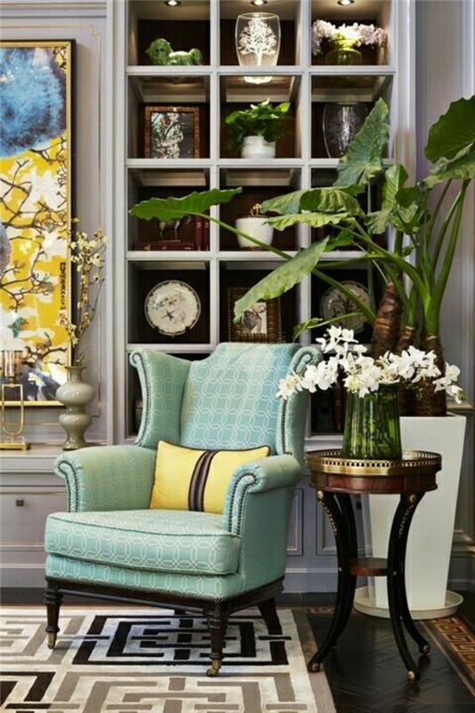 barokinė pistacijų žalia spintelė su geltona pagalvėlė su rudomis juostelėmis ir tų pačių atspalvių stalas