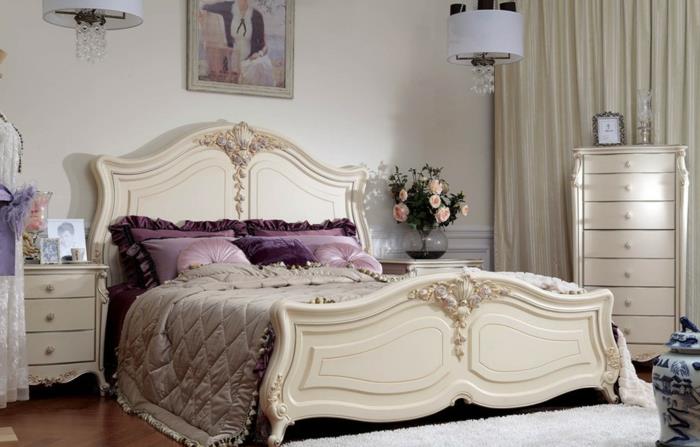 barok mobilyalar, oymalı ahşaptan büyük yatak, güzel leylak minderler, barok çekmeceli sandıklar