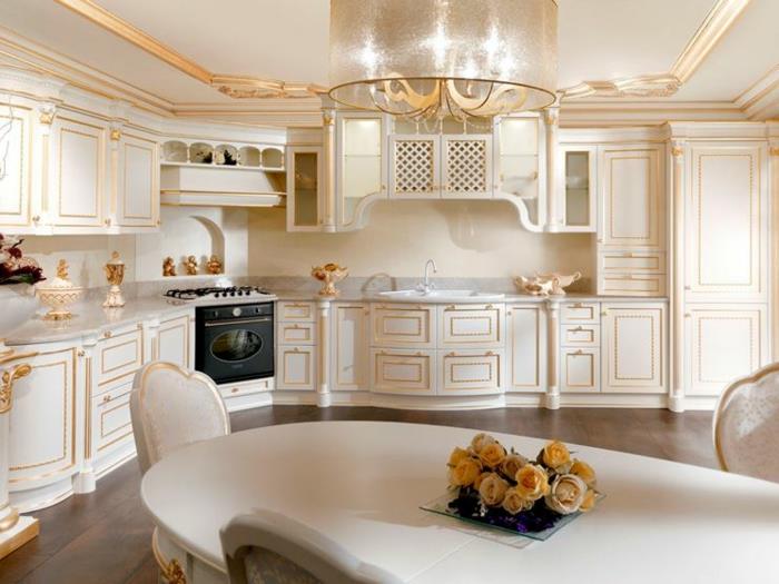 baročna dekoracija, viseči strop, bela kuhinja z zlatim okrasjem, baročno pohištvo